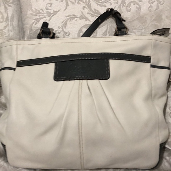 Coach Leather Tote East/West Gallery Tote. - Picture 4 of 17